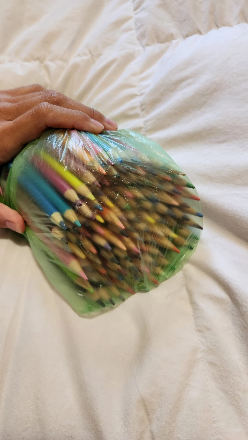 Like New Crayola Colouring Pencil Set