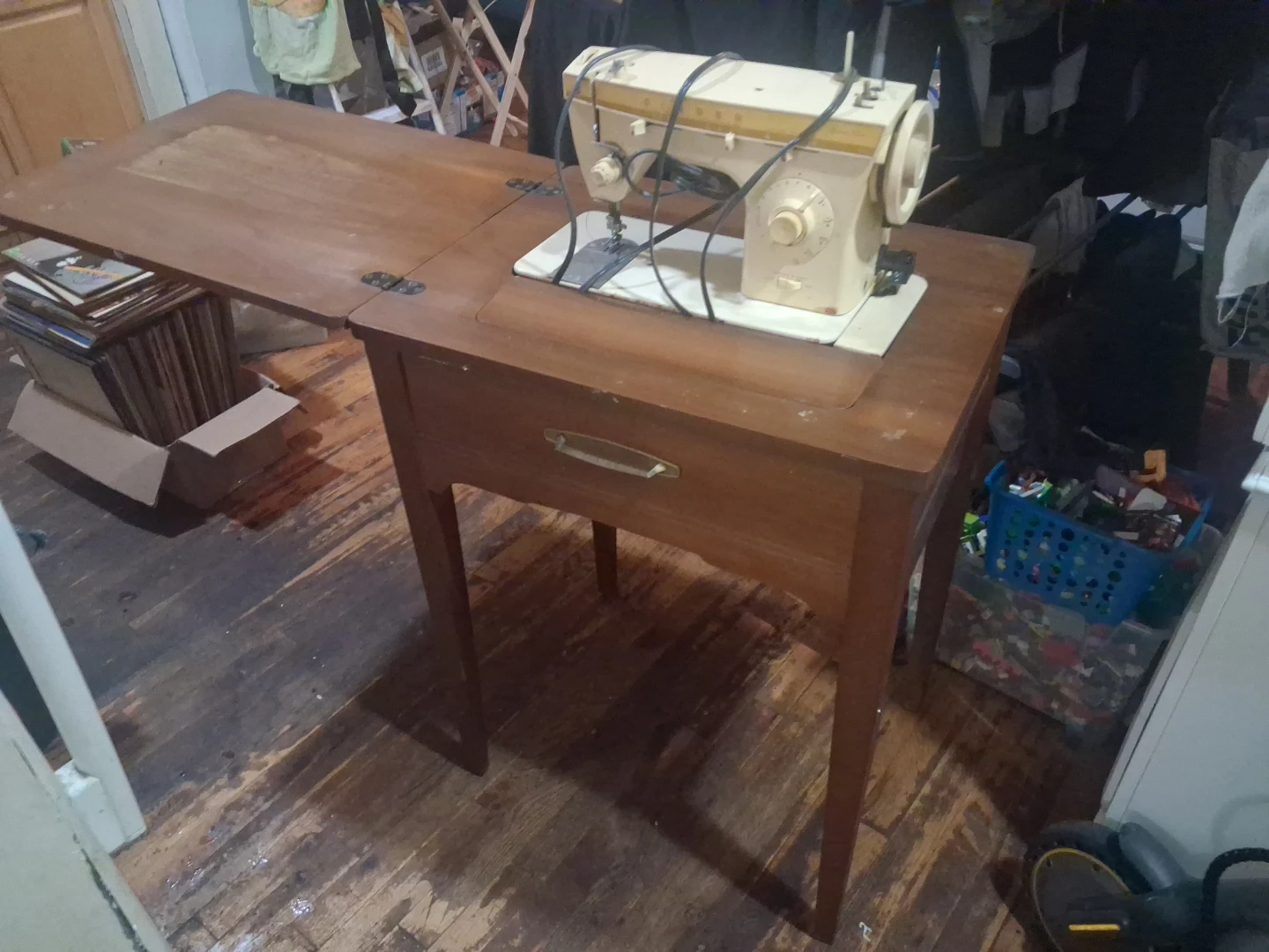 Vintage Singer Sewing Machine with Wooden Table - photo 4