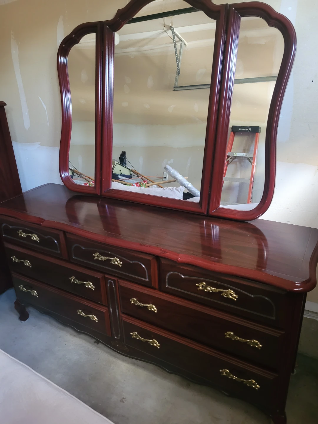 Chest of Drawers with Mirror and all attachments - photo 2