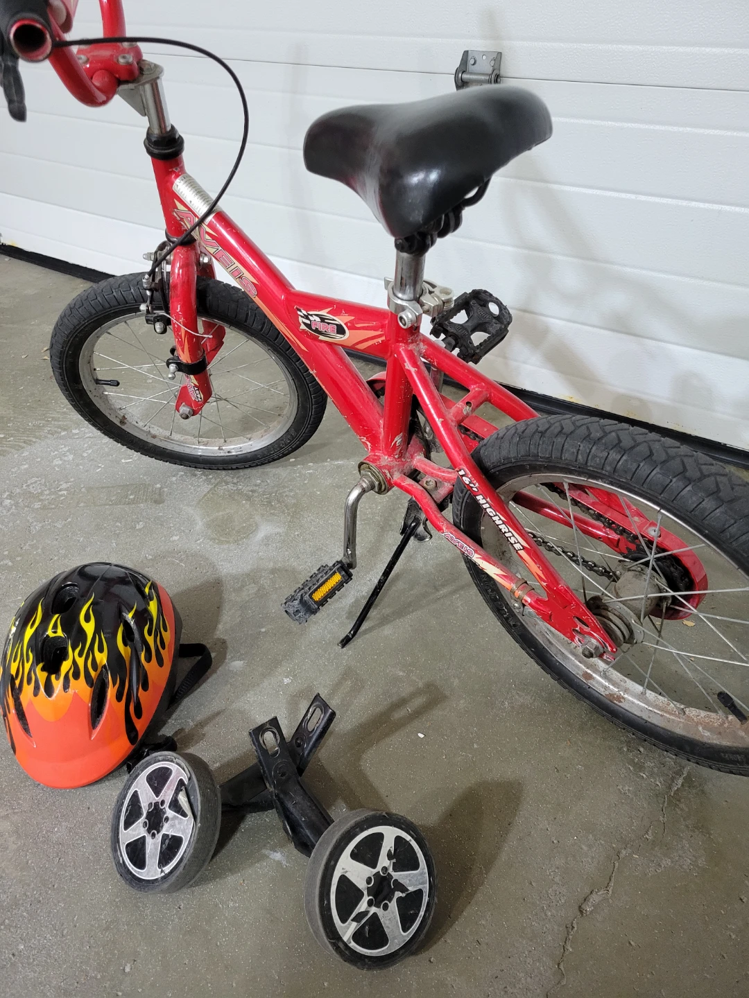 Aveis Fire 16-inch Children's Bike Helmet Training Wheels - photo 3