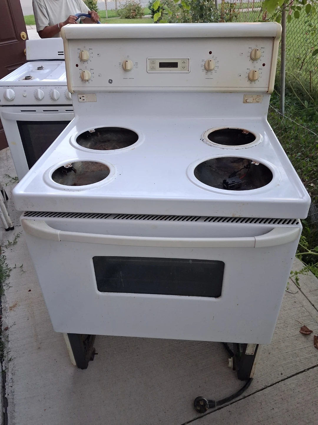 GE White Electric Stove