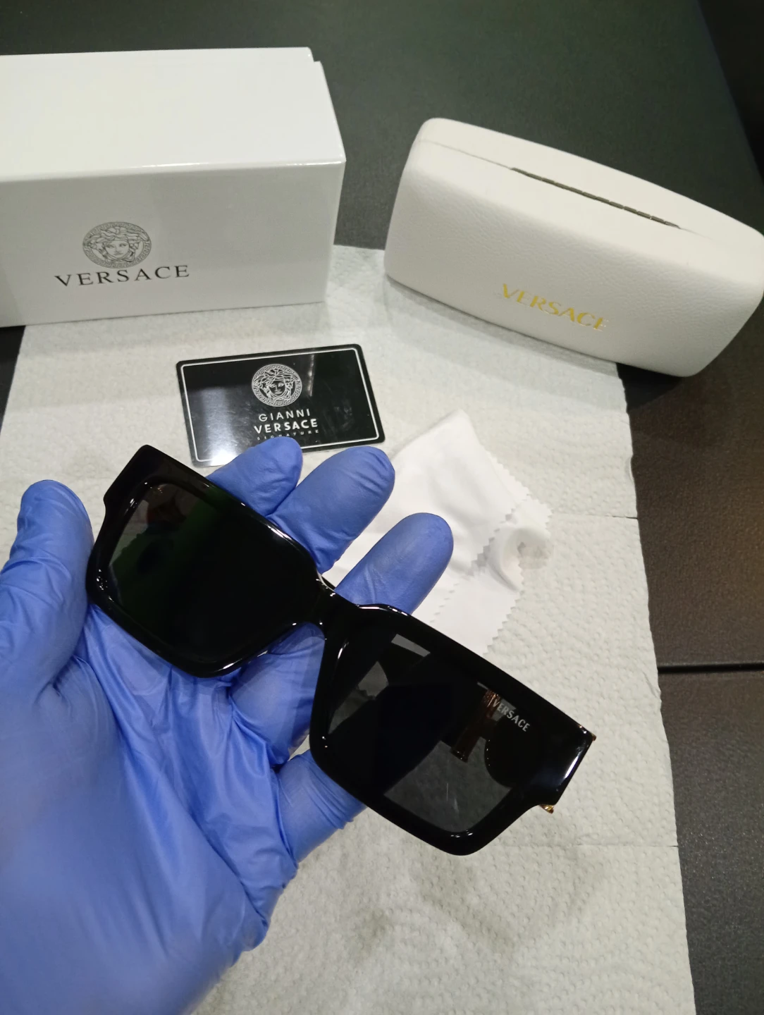 Versace Sunglasses Black and Gold unisex - photo 2