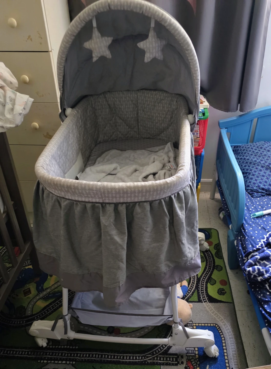 Baby bassinet with star canopy