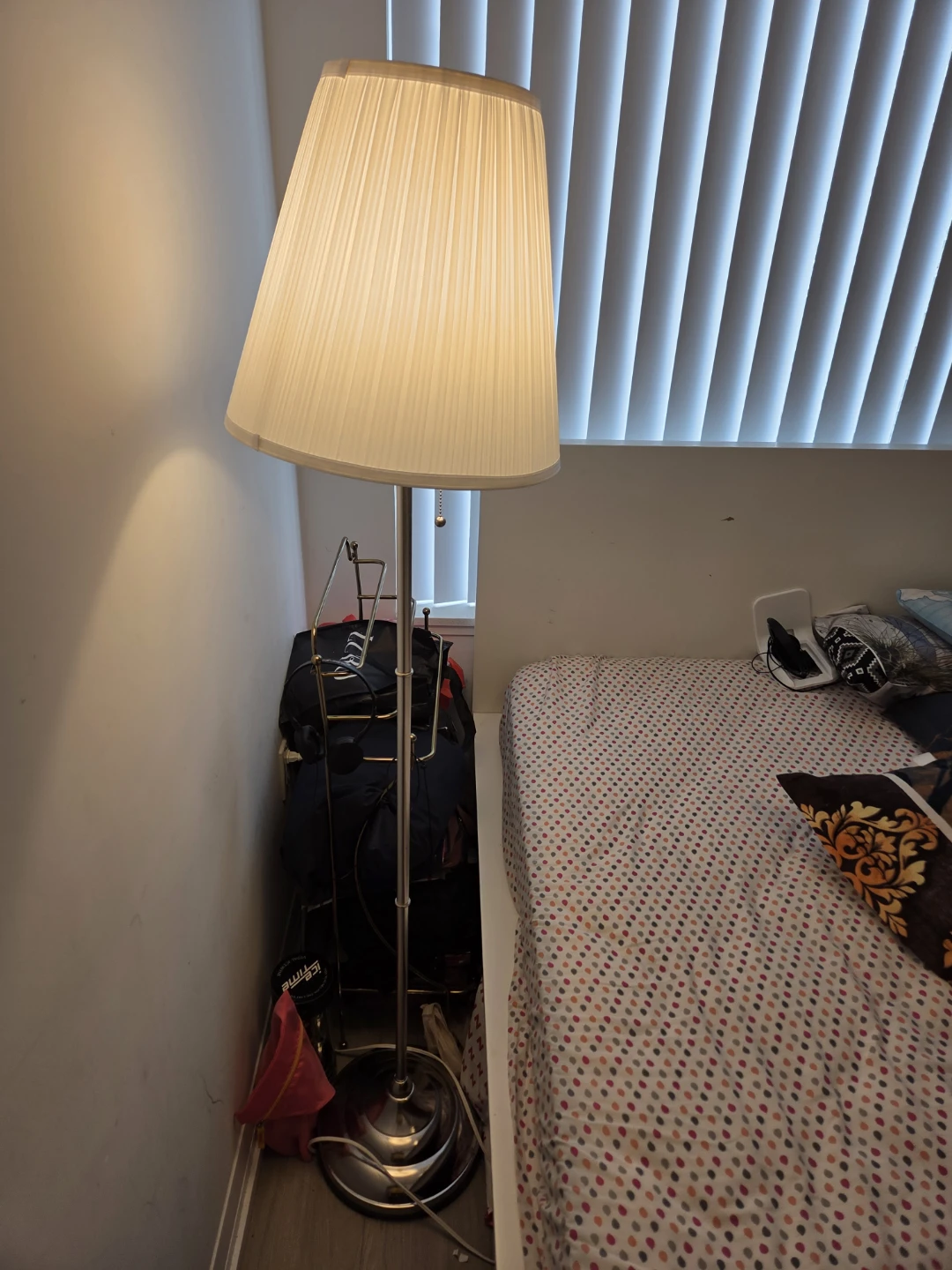 Floor lamp with pleated shade - photo 2