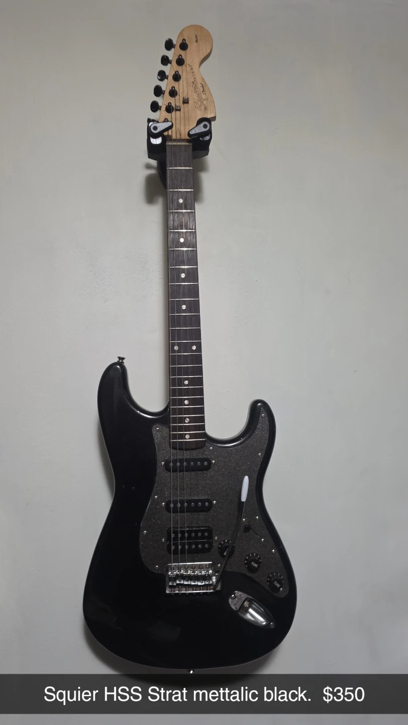 Squier HSS Stratocaster Metallic Black