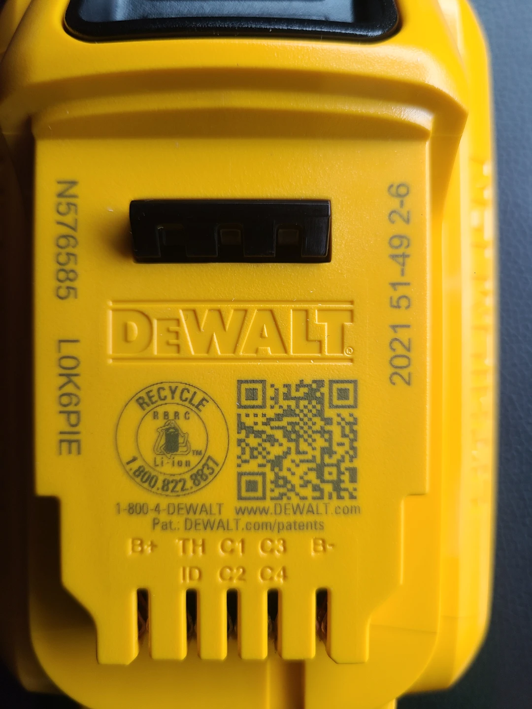 DEWALT 20V MAX 4Ah Lithium-Ion Battery - photo 3