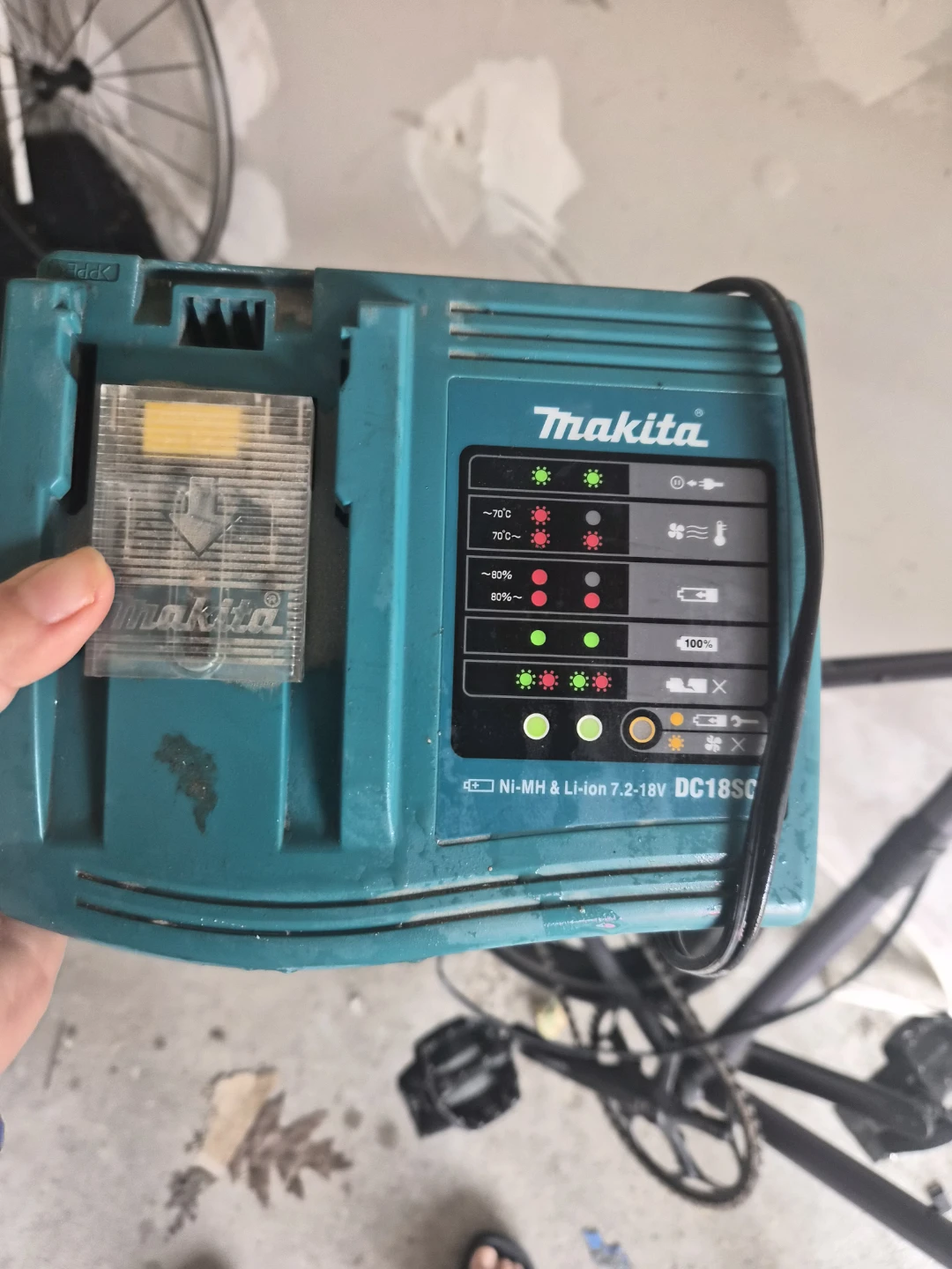 3 Makita Battery Chargers - photo 3