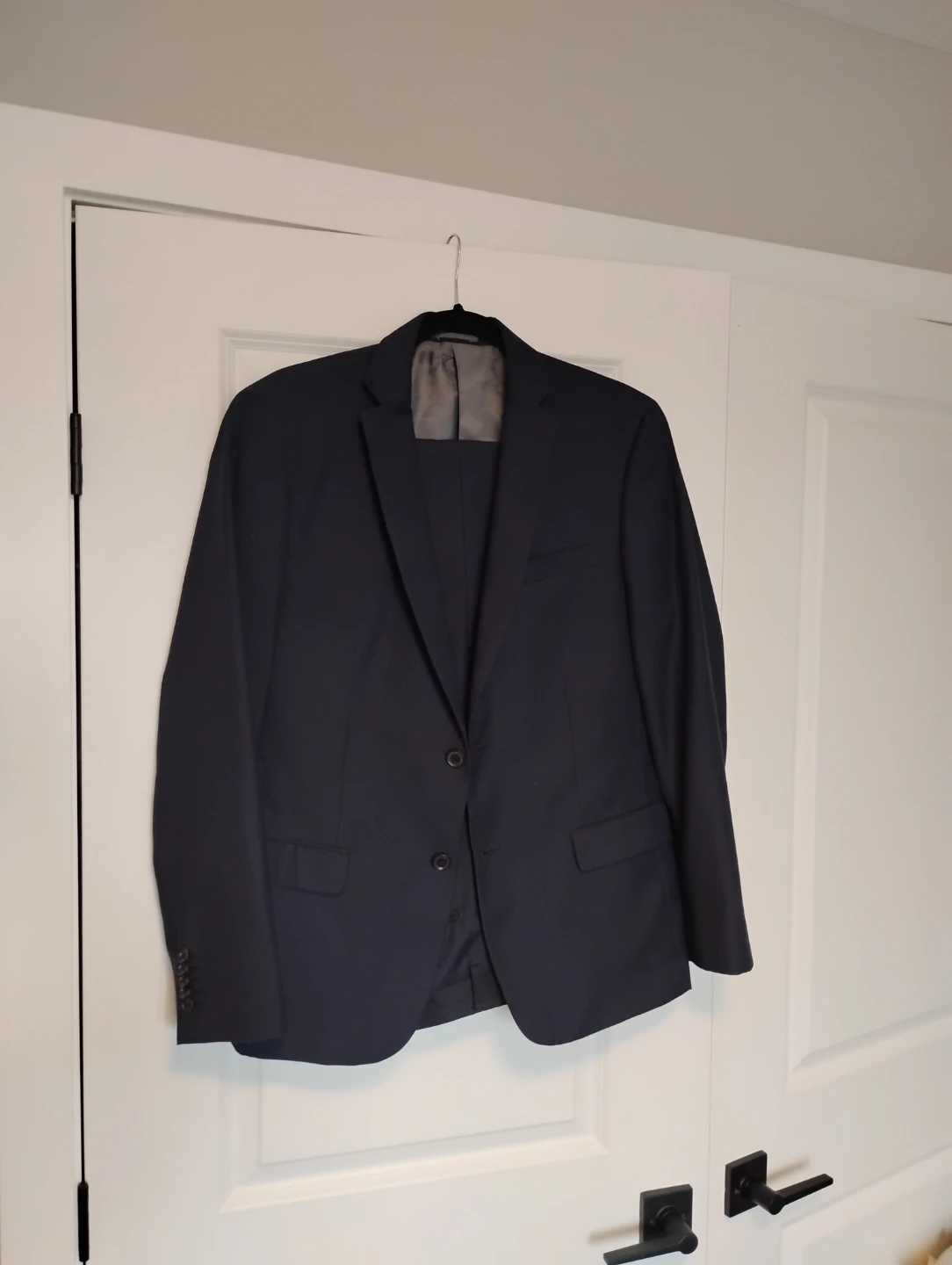 Men’s Dark Blue Suit – Never Worn
