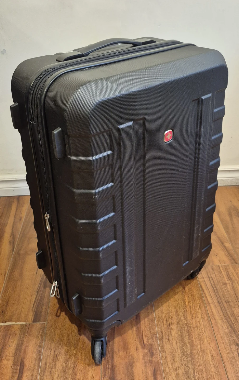 **Moving Sale**Swiss Gear Black Luggage - photo 2