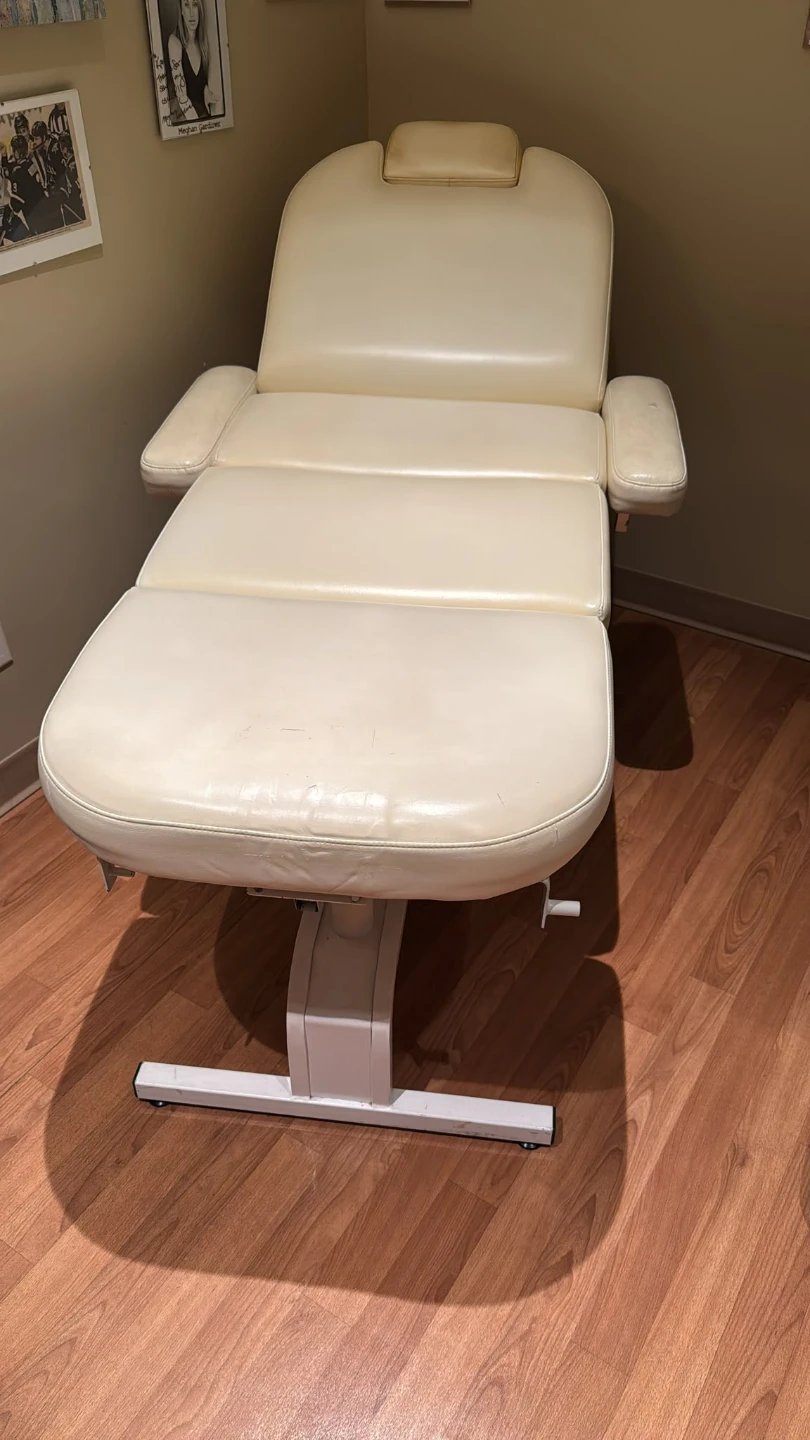 FREE hydraulic-lift esthetician/facial bed (Vancouver)