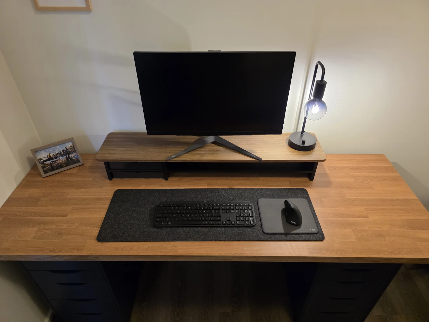 Desk - photo 3