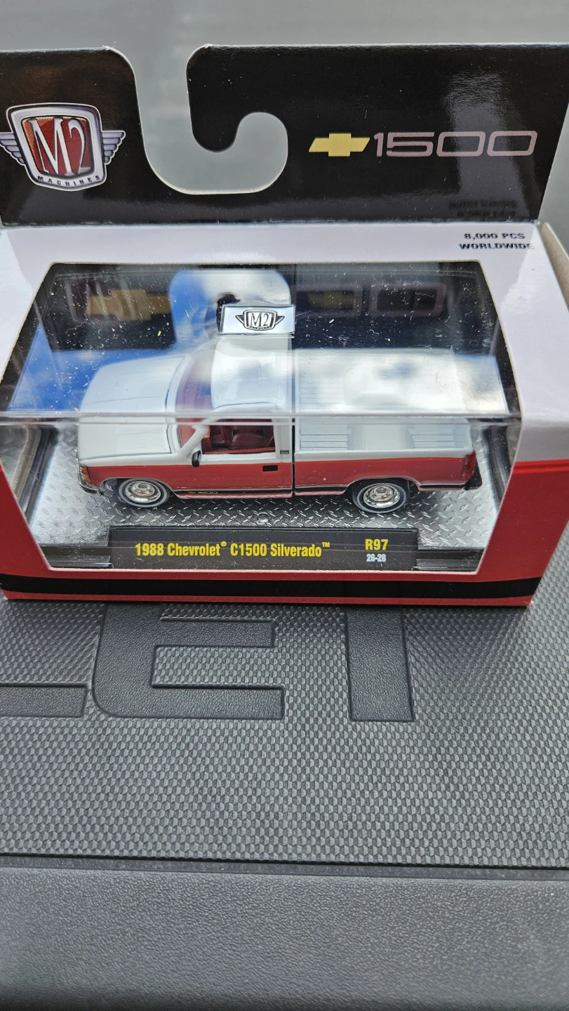 M2 Machines 1988 Chevrolet  Silverado & 1997 GMC Sierra - photo 3