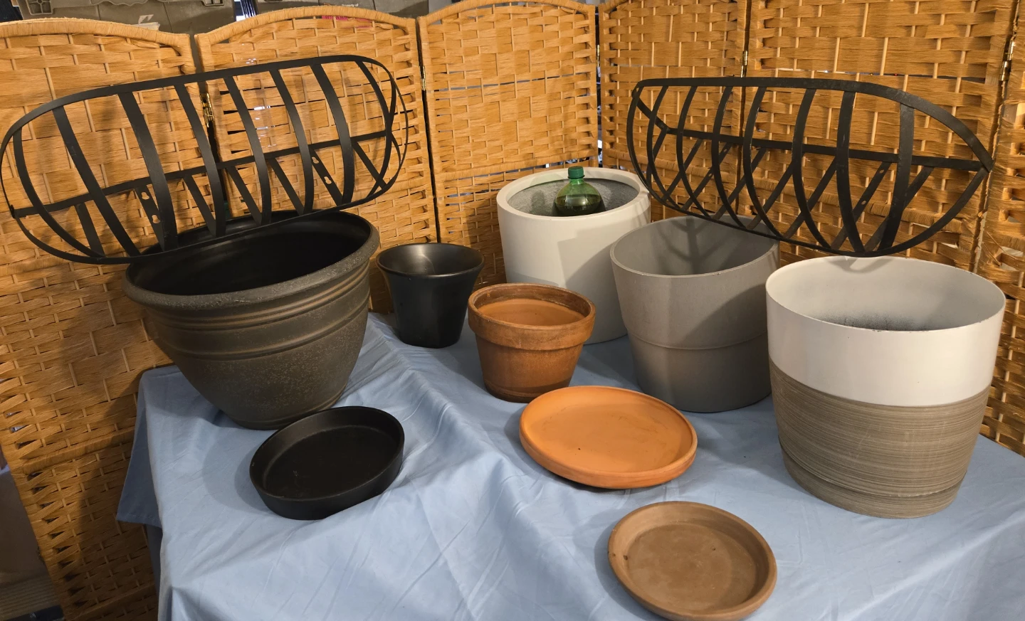 8-Piece Garden Planter Lot Flower Pots Hanging Baskets - photo 3