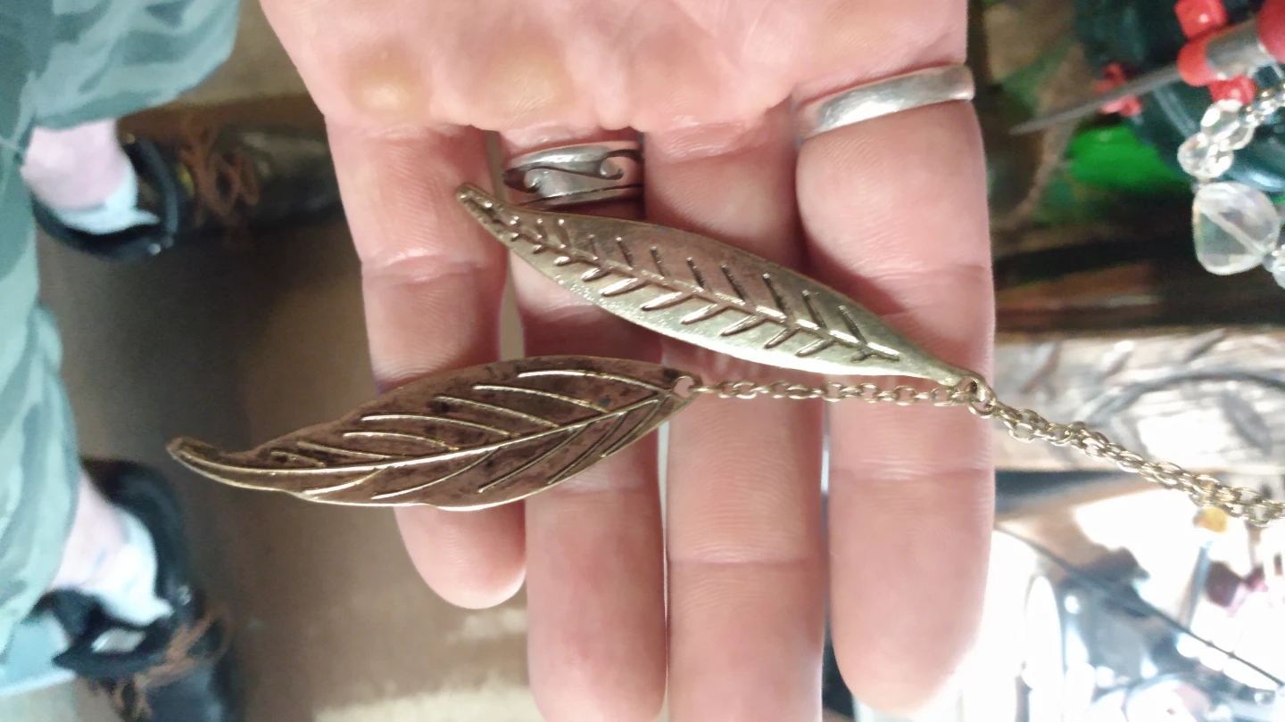 Gold-toned leaf necklace