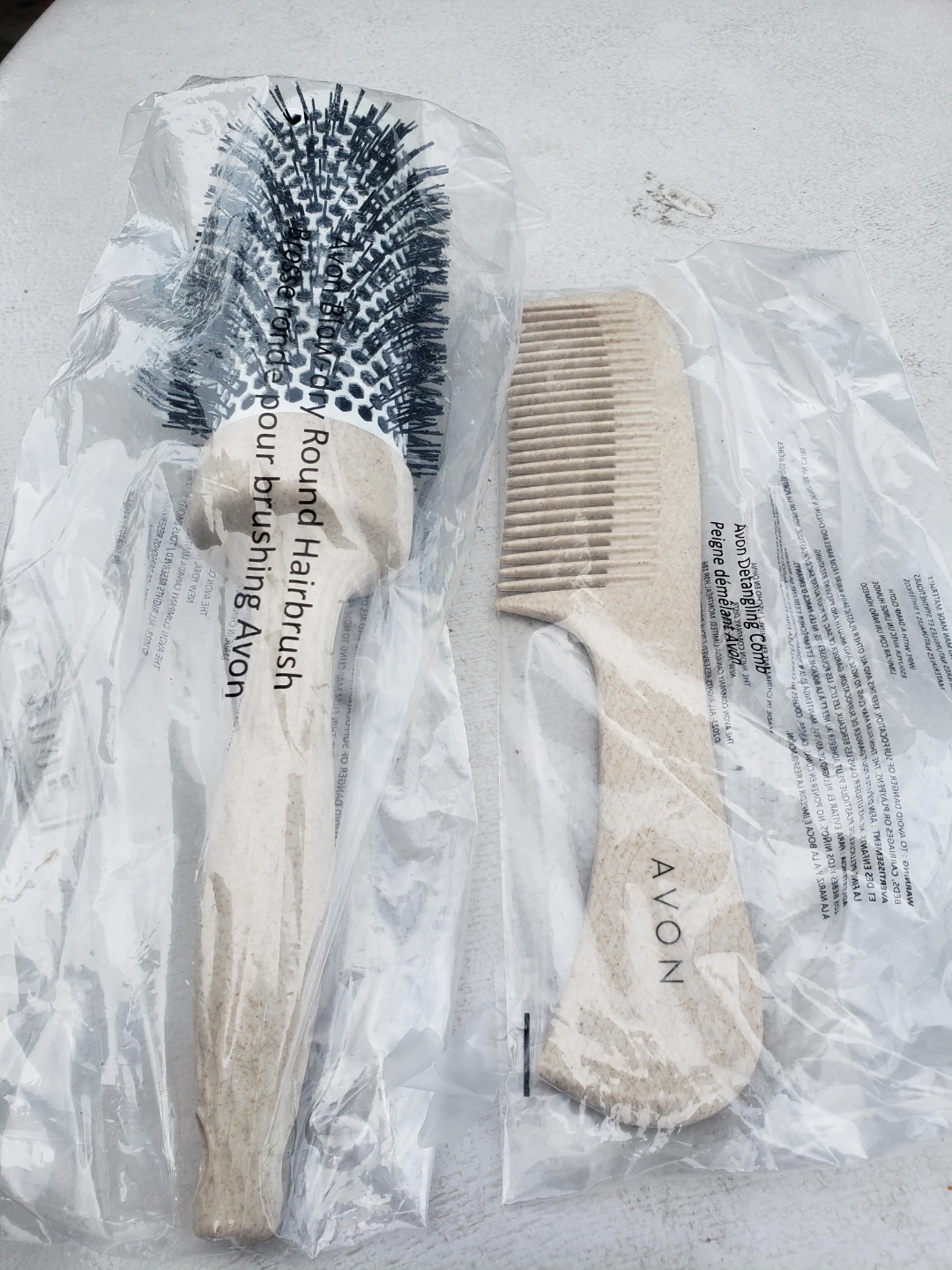 Avon Hairbrush and Detangling Comb Set