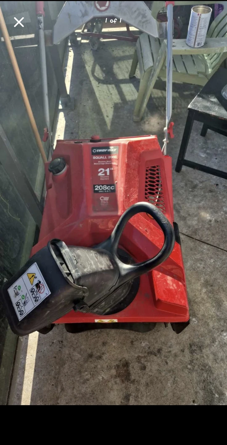 Troy-Bilt Squall 208E Snow Blower