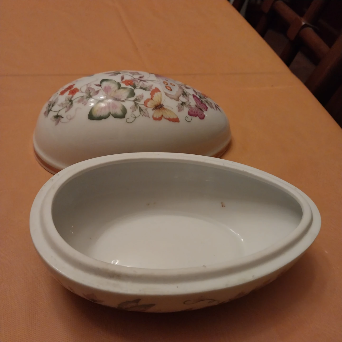 🏈Vintage 1974 Avon Porcelain Butterfly Egg Trinket Box🏈 - photo 2