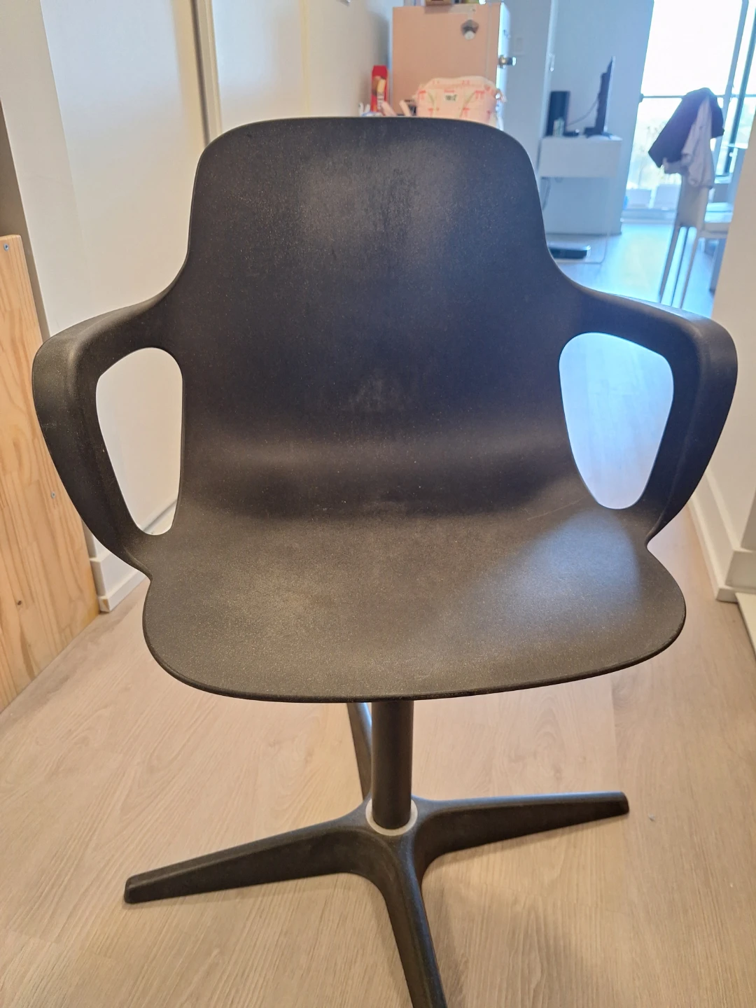 Modern black swivel desk chair - photo 2
