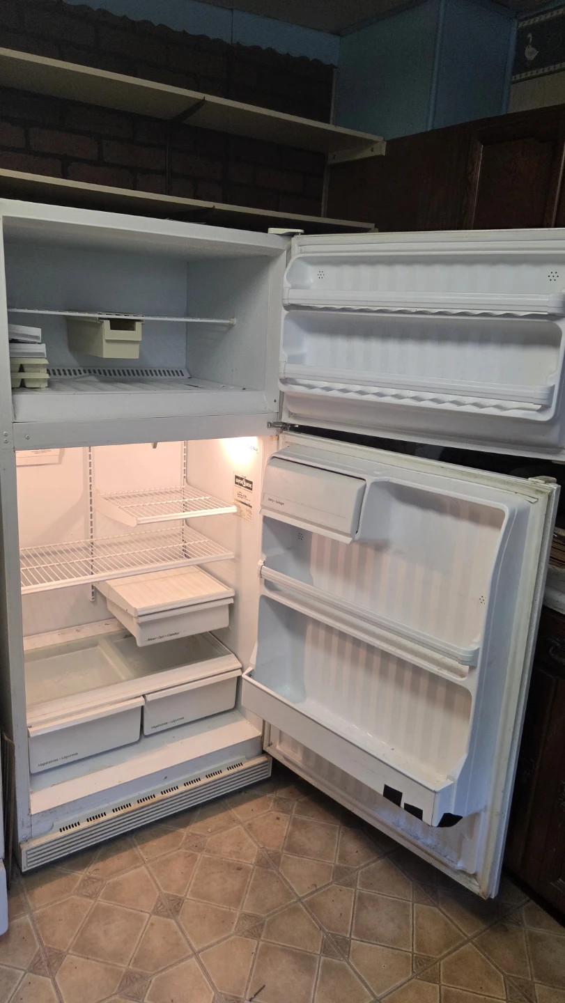 GE White Top-Freezer Refrigerator - photo 3