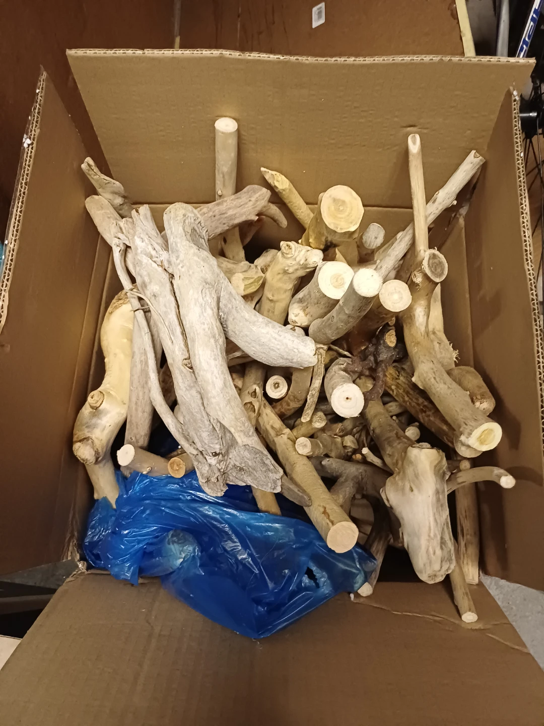 Box of Assorted Natural Driftwood Pieces - photo 3
