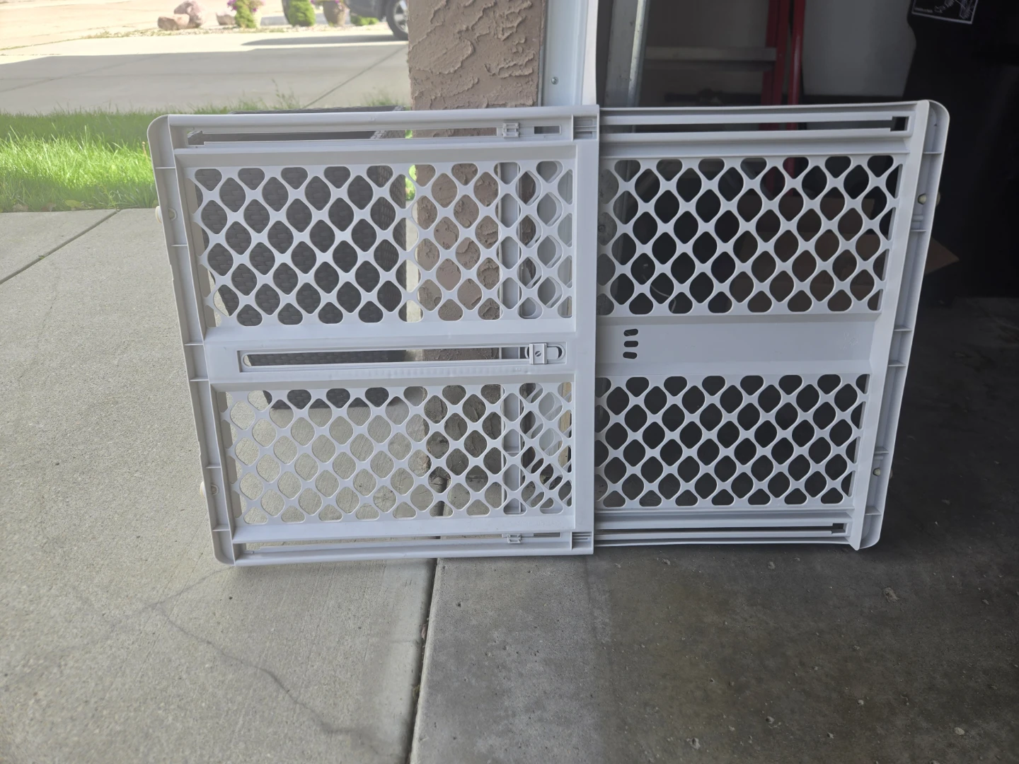 White plastic adjustable baby gate - photo 3