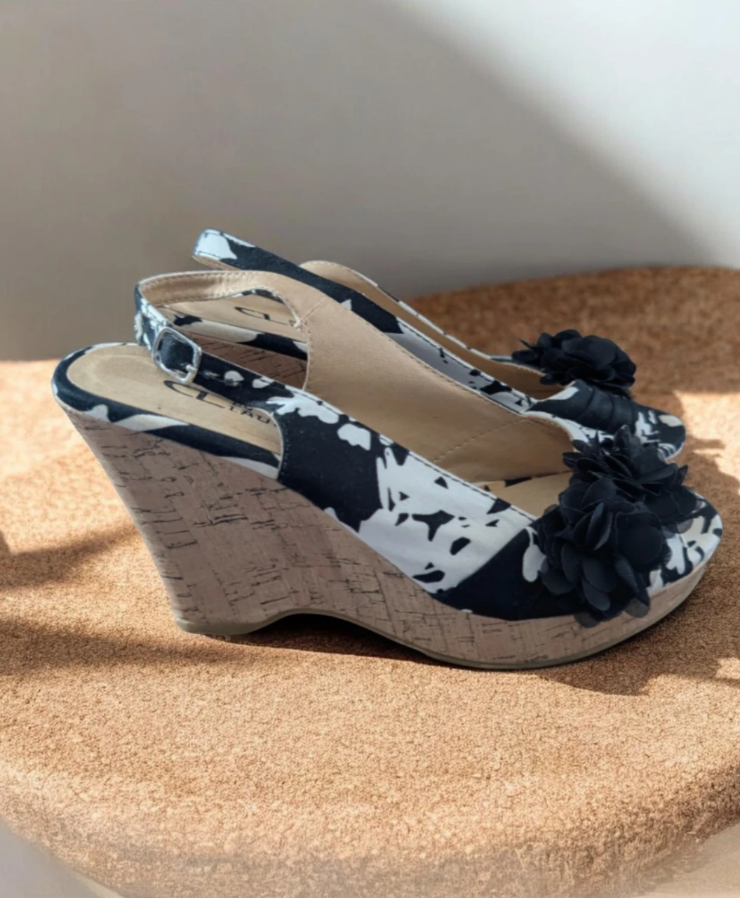 CL by Laundry Wedge Sandals - photo 2