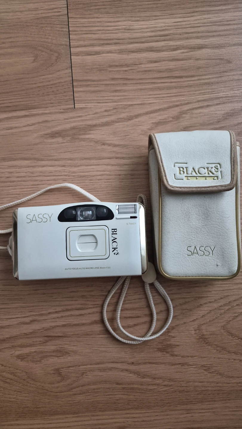 Blacks Sassy Auto Focus Macro Lens Camera