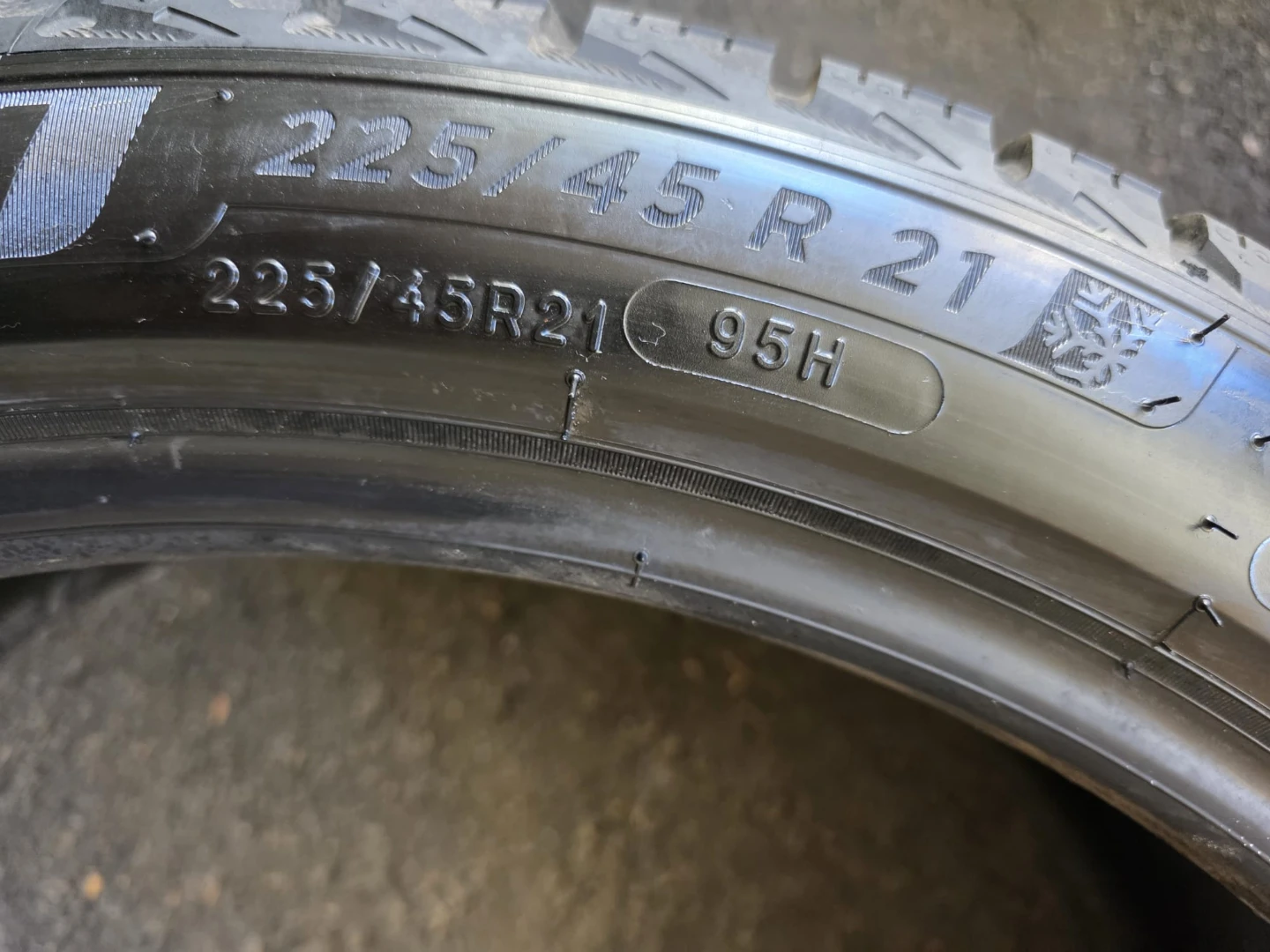 Michelin 225/45R21 95H X-Ice Winter Tires - photo 2
