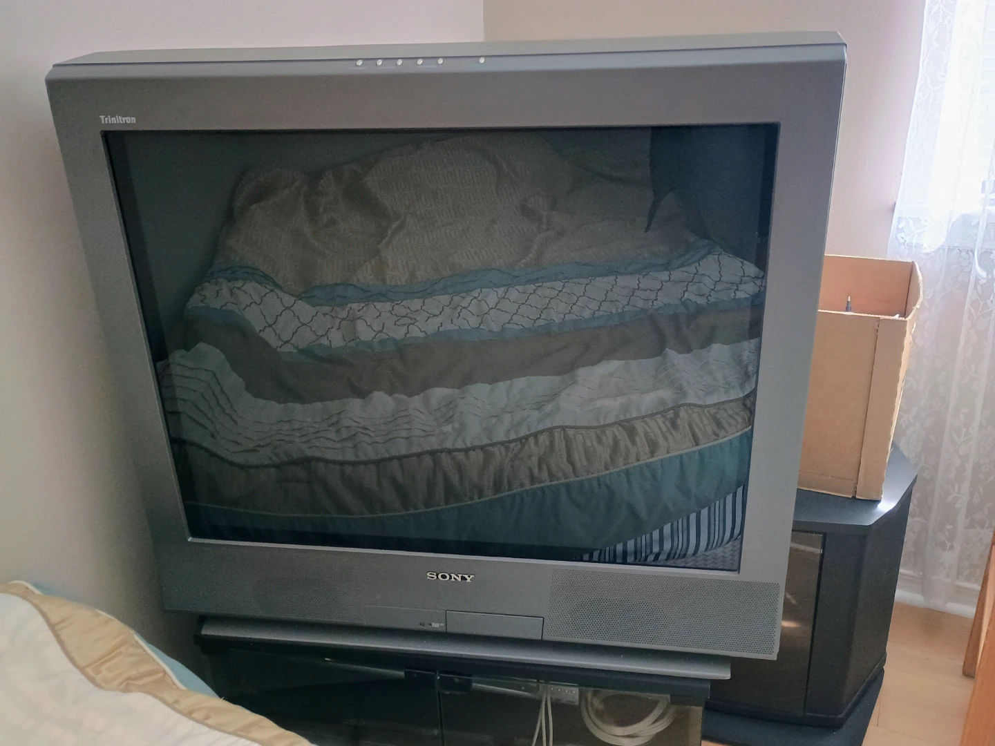 Sony Trinitron Color TV KV-32FS13