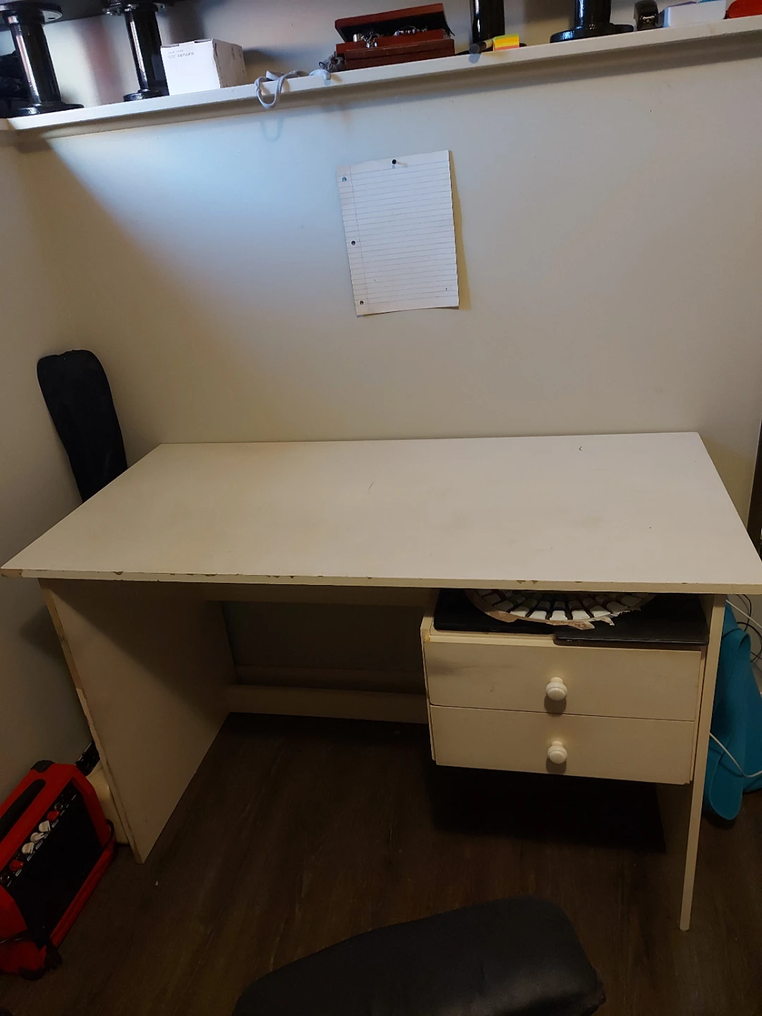 White desk with two drawers