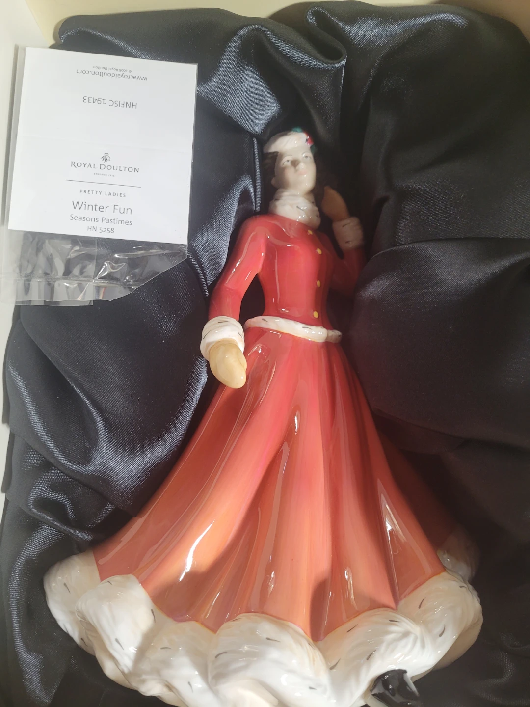 Royal Doulton Winter Fun Figurine HN 5258 - photo 2