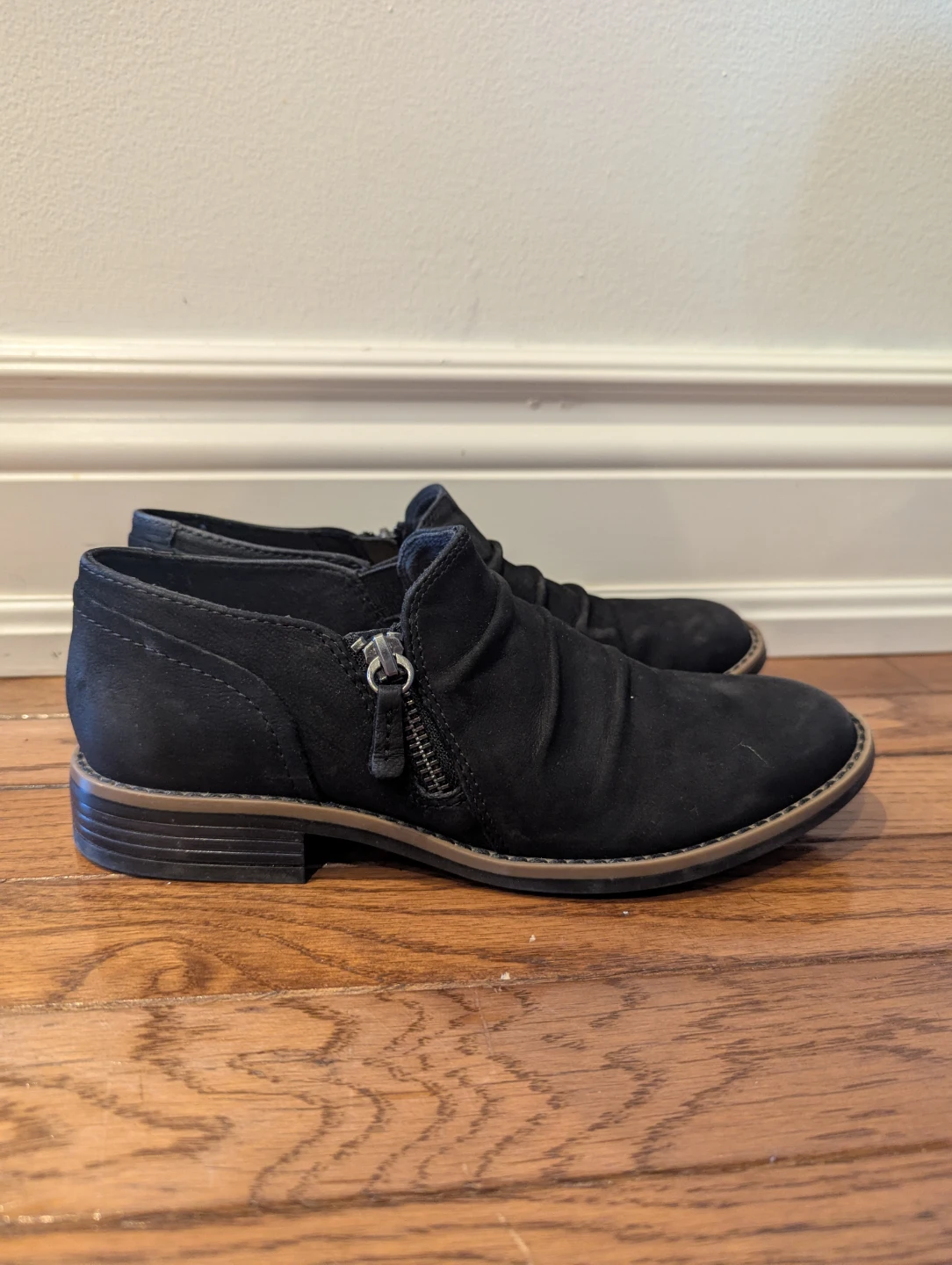 Two pairs of women's shoes: Clarks and Reebok - photo 4
