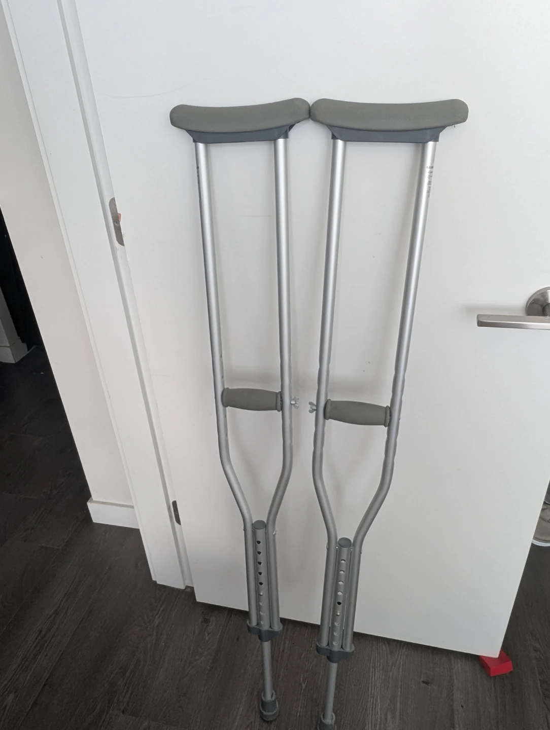 Aluminum Crutches Adjusts to Size 5'2" to 5'10"