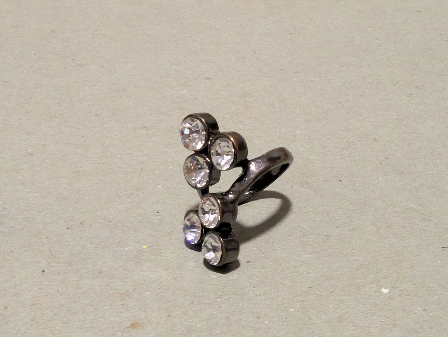 Jewellery: Gunmetal tone ring with crystals - photo 3