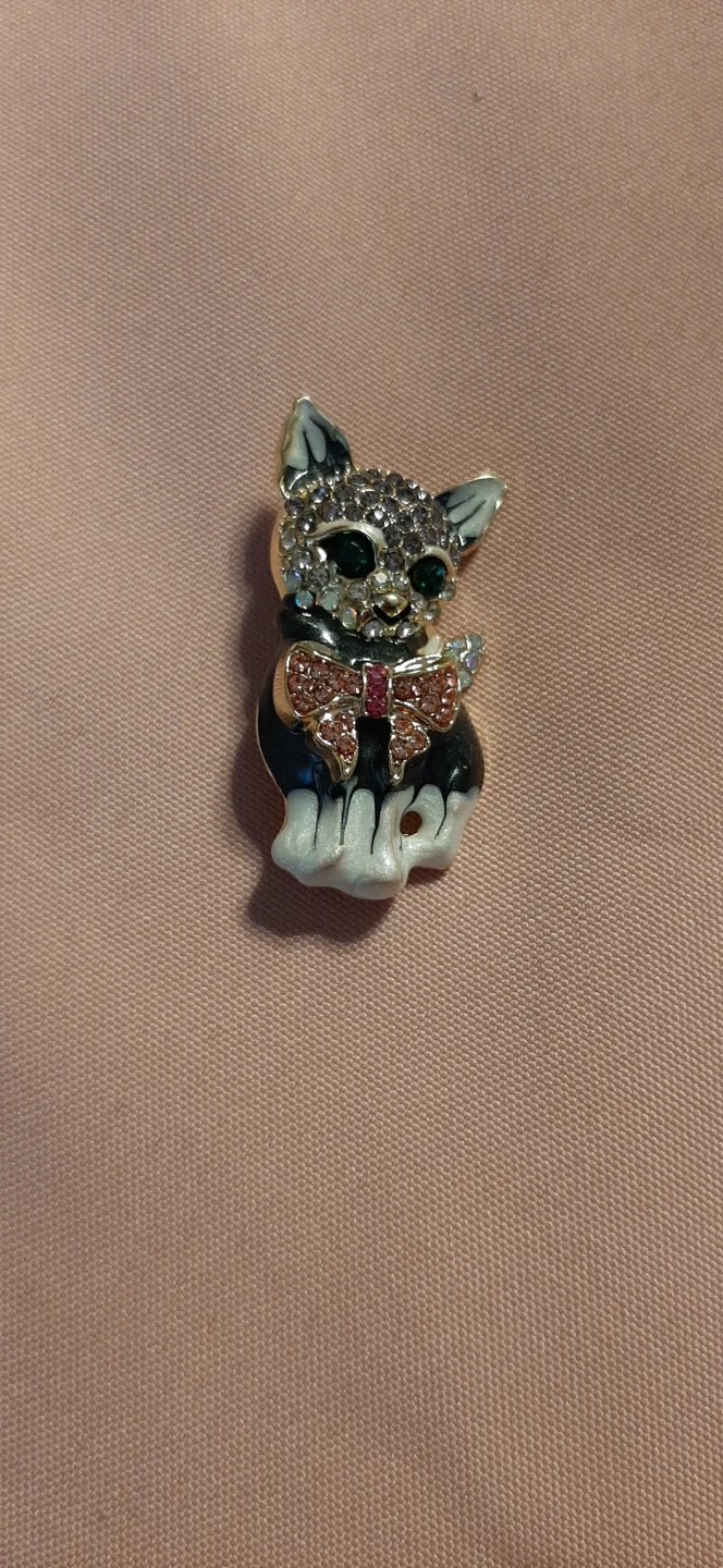 Kitten brooch with rhinestones & a bow.