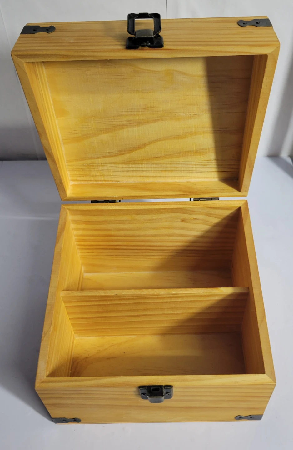 Wooden storage box with metal latch. Like new - photo 3