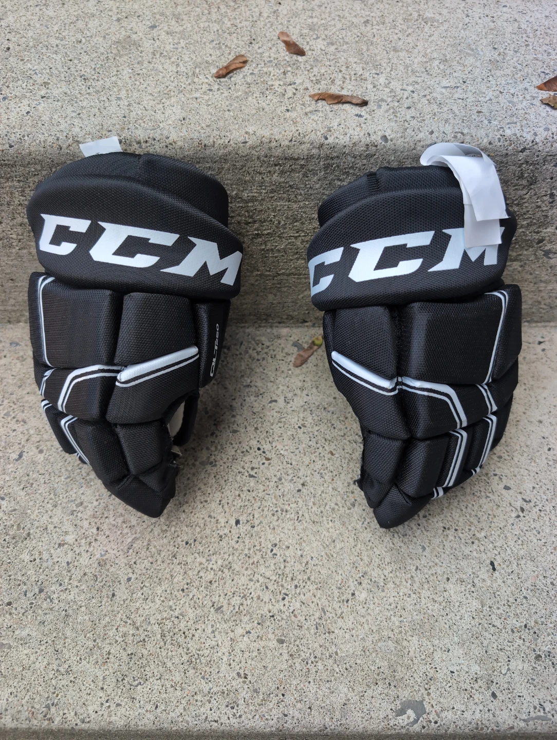 CCM QLT 250 Hockey Gloves