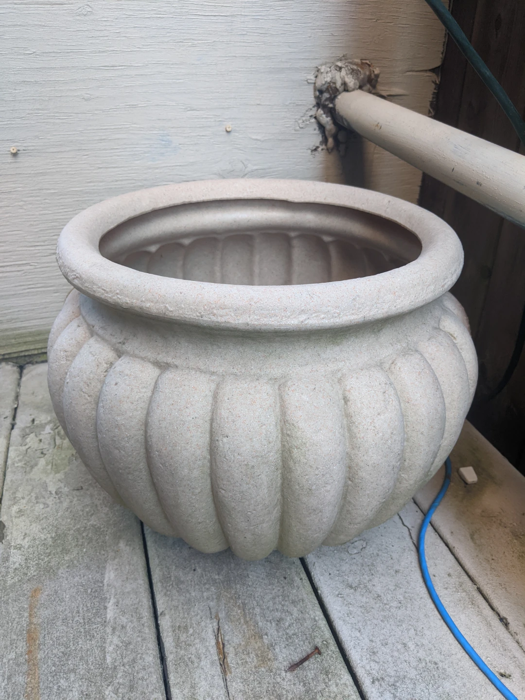Stone-look fluted garden planter