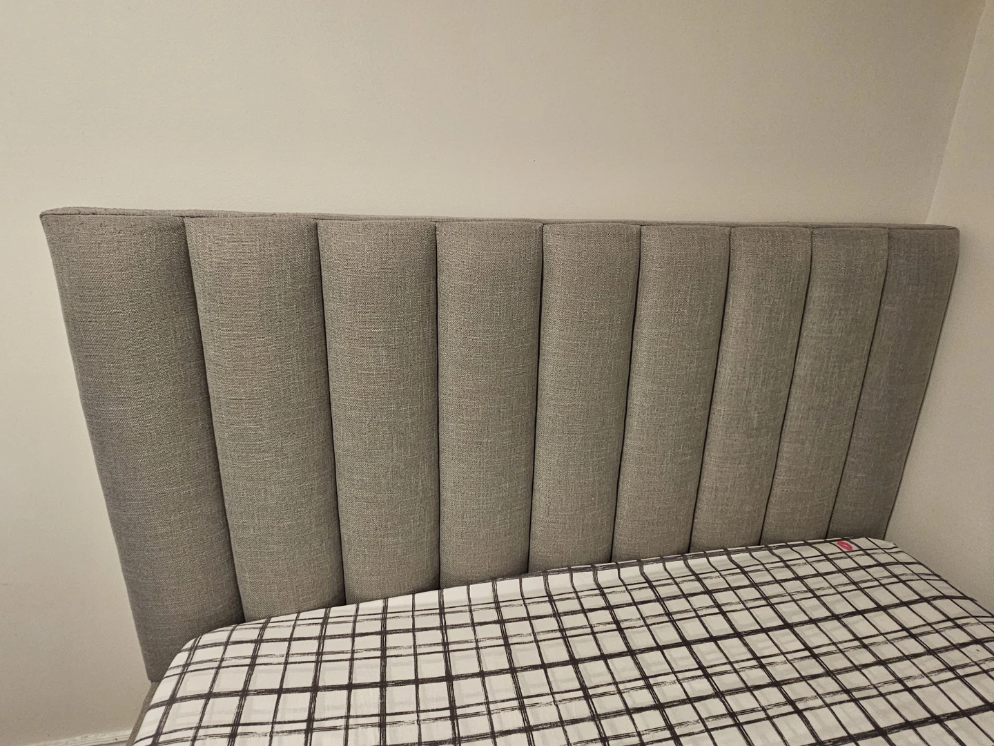 URGENT Queen Bed - The Brick brand - photo 2