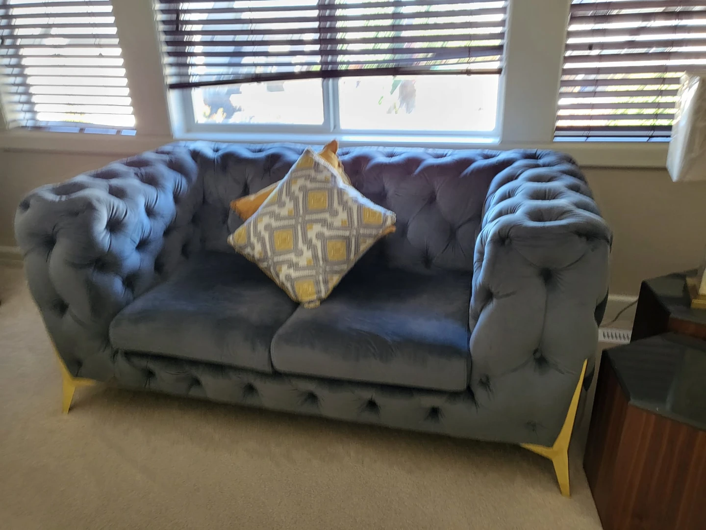 Grey velvet chesterfield sofa - photo 3