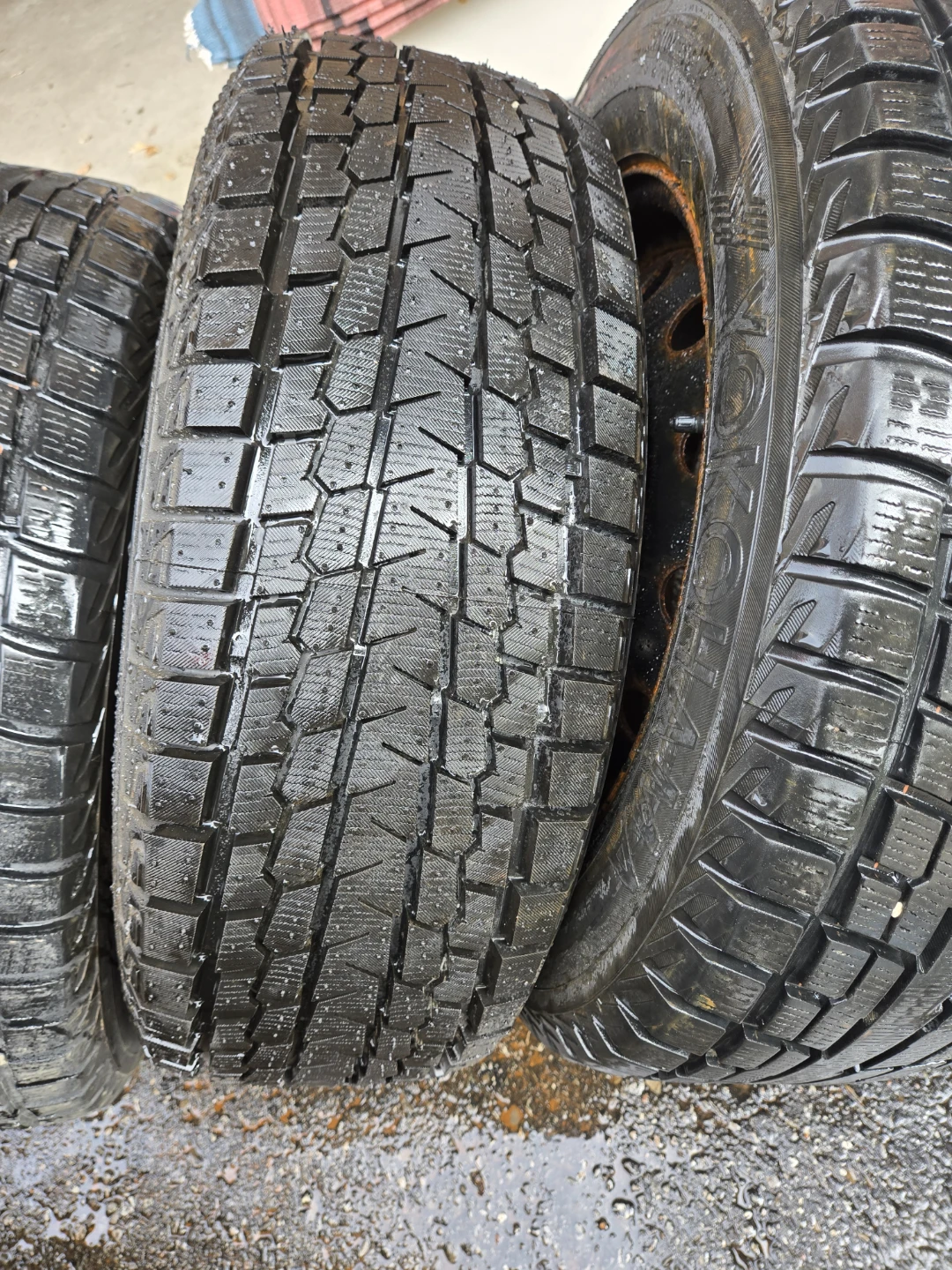 Set of 4 Yokohama Winter Tires with Rims 235 65R 17 - photo 2