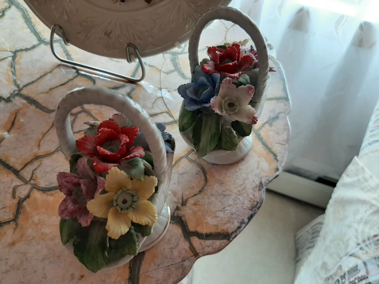 Pair of Vintage Porcelain Floral Basket - photo 2