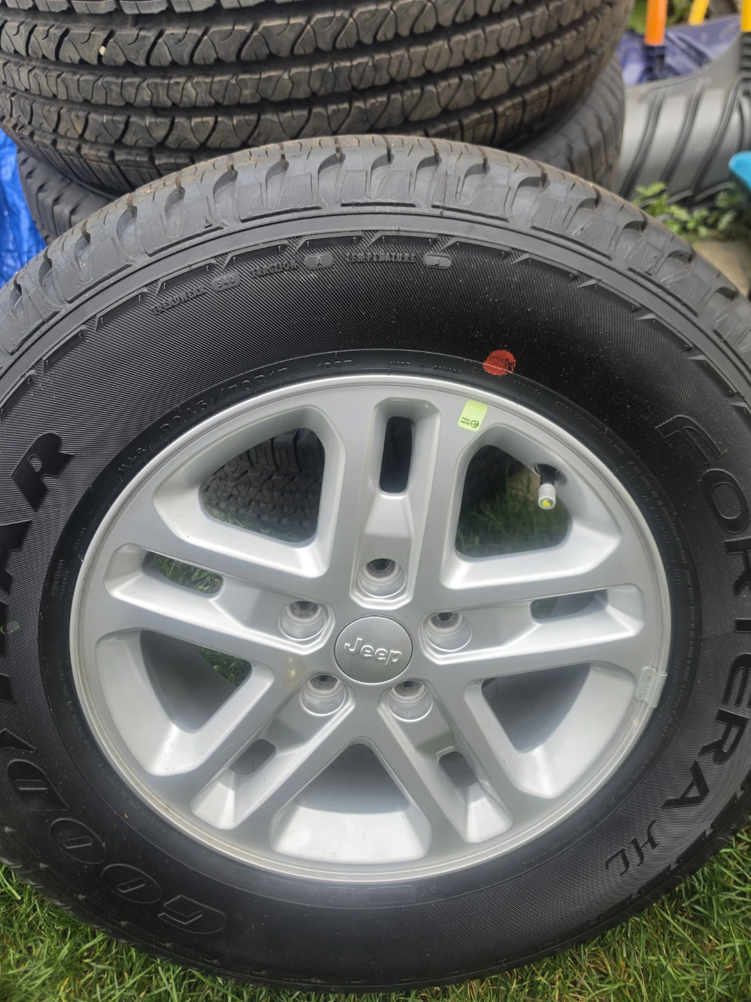 Jeep 17-inch Wheels with Goodyear Fortera Tires - photo 4