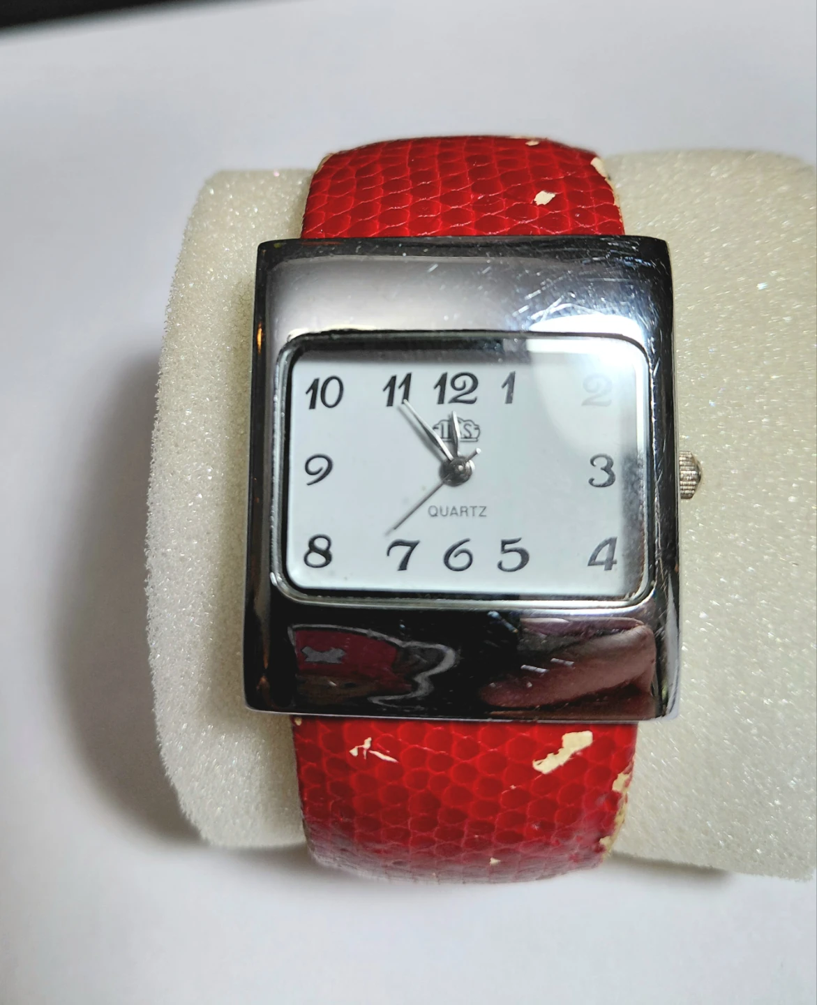 Red Quartz Bracelet Watch - photo 2