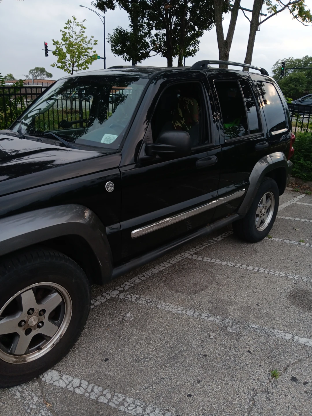 Jeep Liberty Black SUV - photo 4