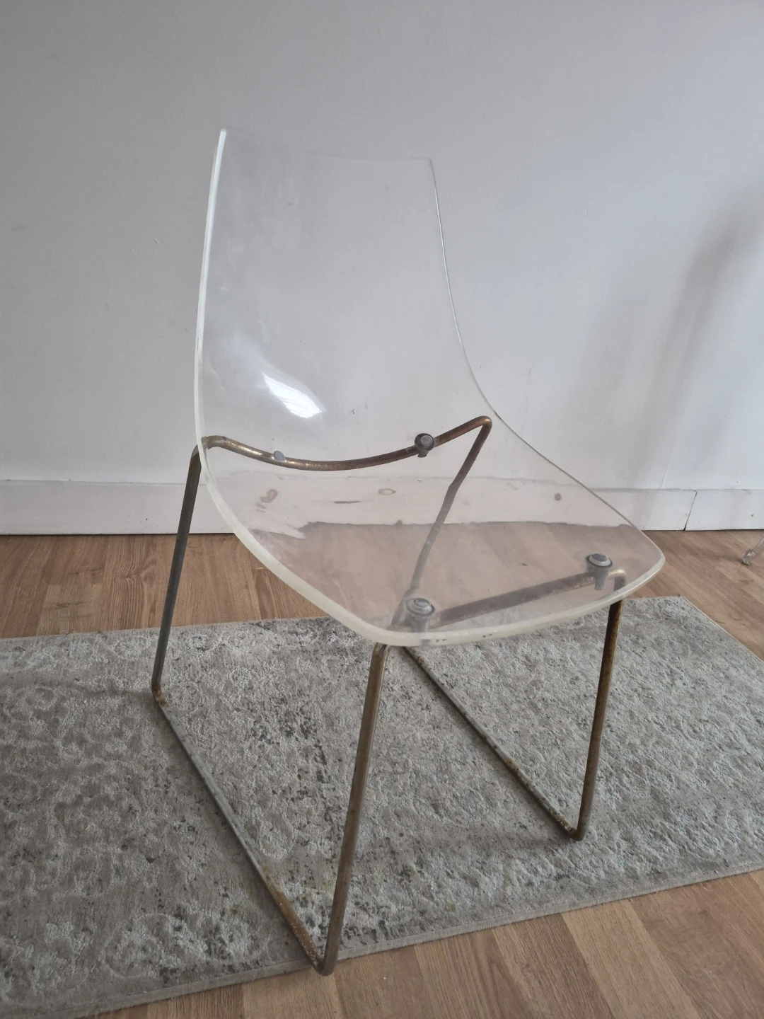 Seiki Television glass table and plastic chair - photo 3