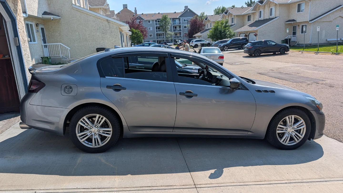 Infiniti V6 Sedan