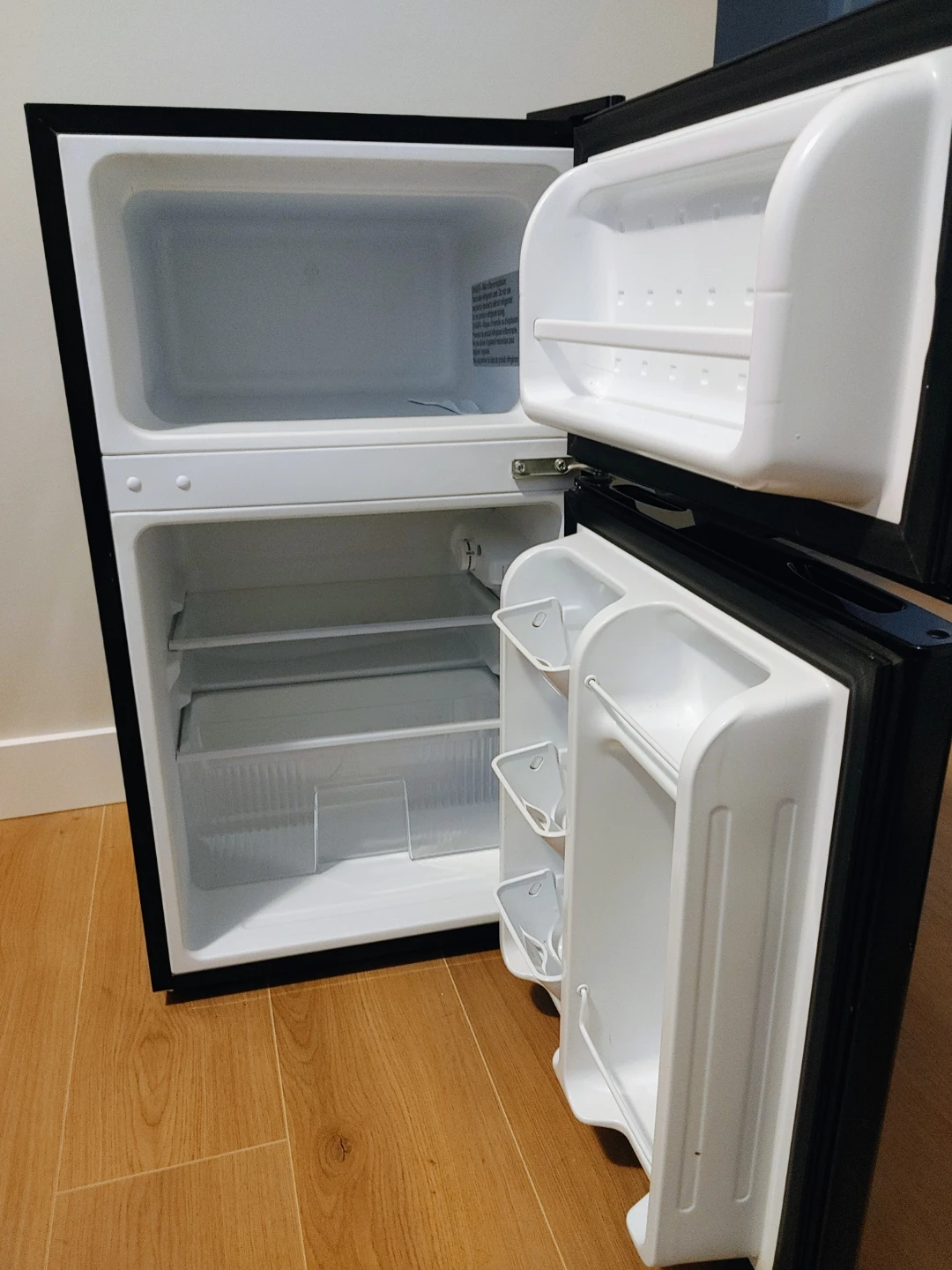 Master Chef Mini Fridge with Freezer - photo 4