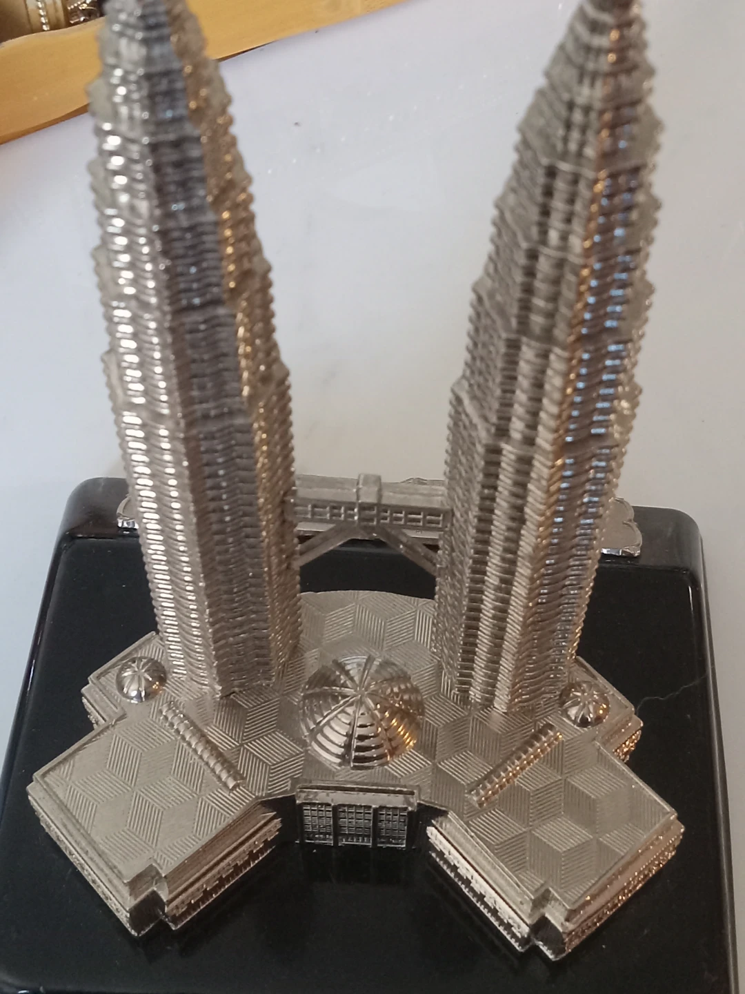 Petronas Twin Towers Souvenir Clock - photo 3
