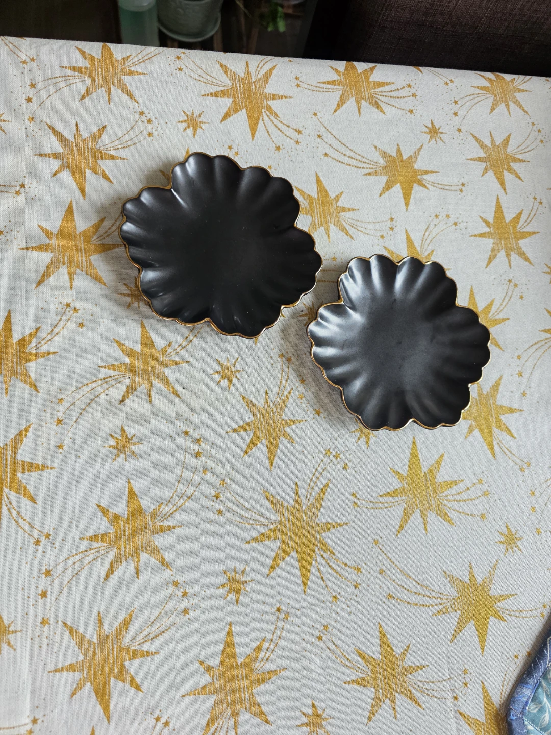🏈 Set of Two Black Flower Shaped Trinket Dishes - photo 3